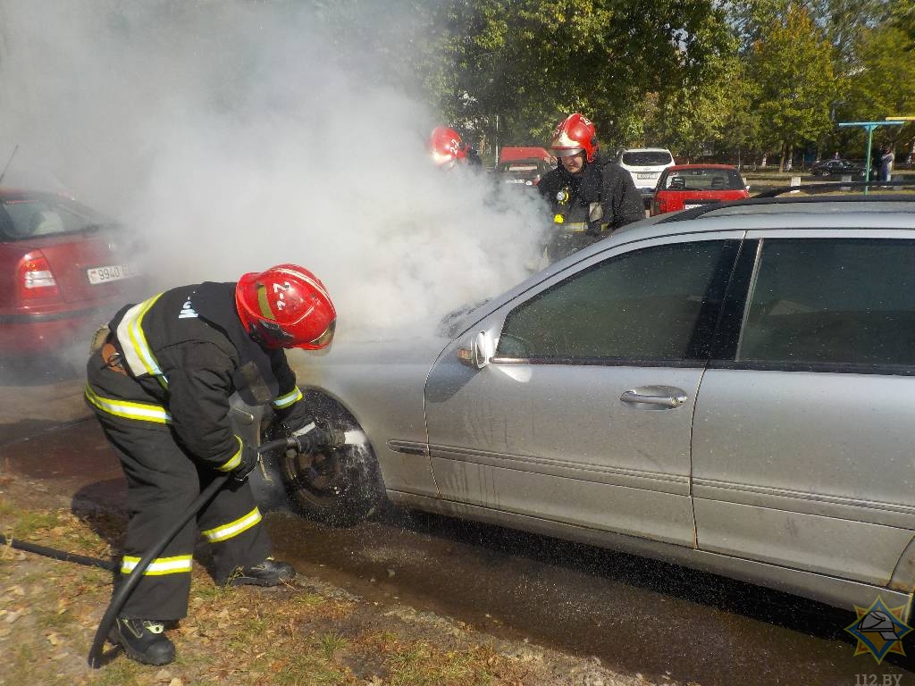 В Бобруйске на парковке загорелся автомобиль