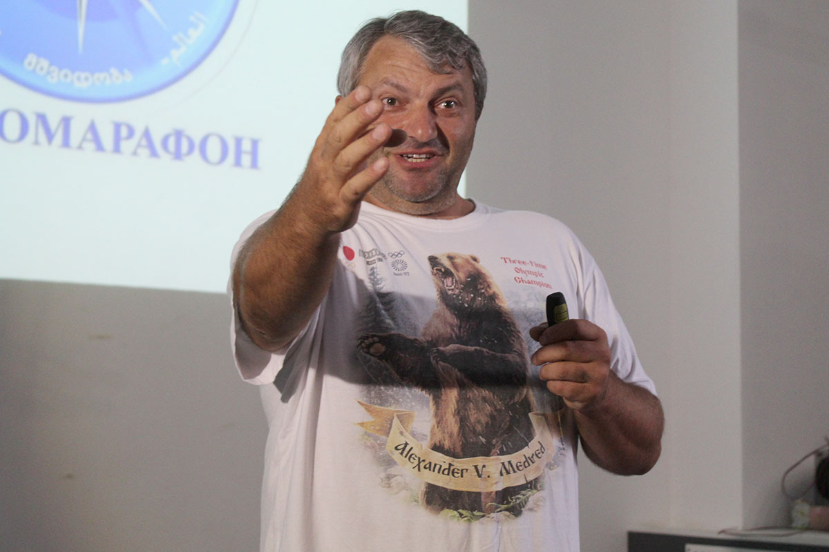Велопутешественник Нодар Беридзе: «Режу сникерс и сало, кладу под язык»