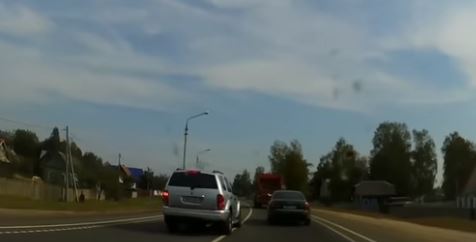 В Бобруйске водитель внедорожника создал на дороге опасную ситуацию (видео)