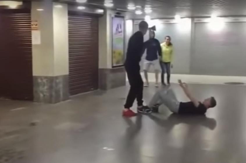Милиция проводит проверку по видеоролику, где парень в маске нападает с топором на людей в Могилеве
