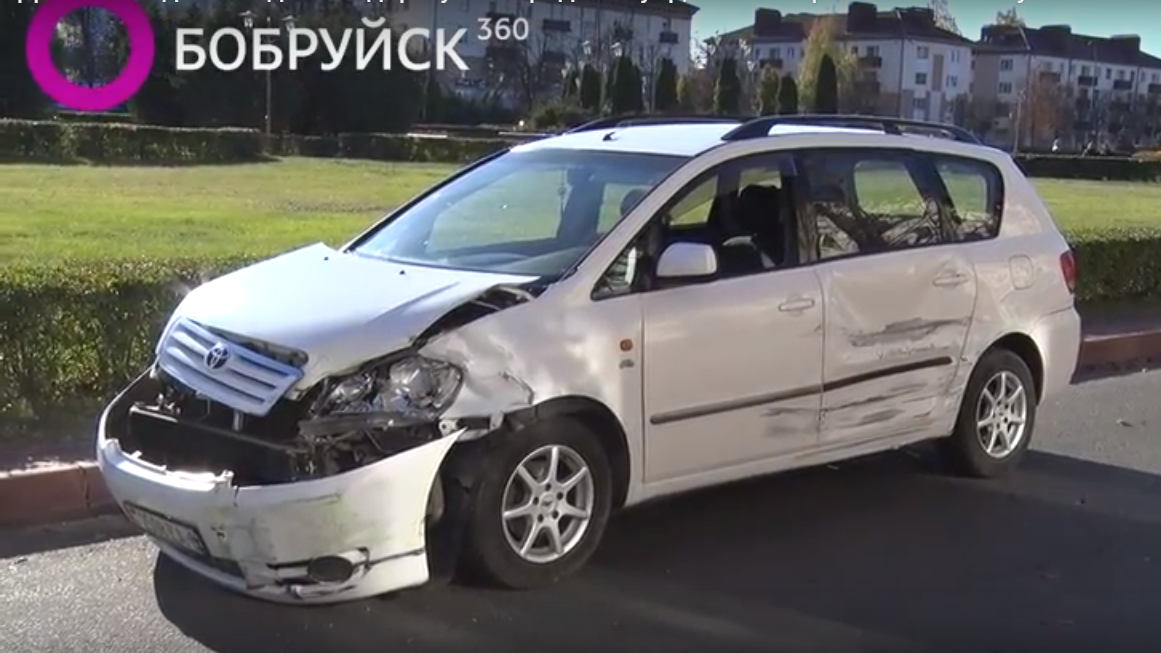 Две автоледи не поделили главную магистраль Бобруйска, зацепили автобус (видео)