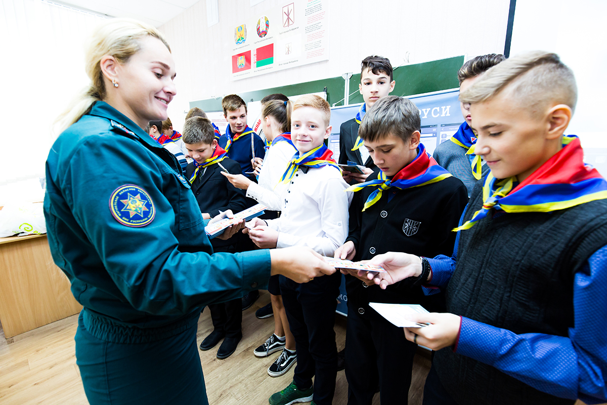 В Бобруйске состоялось торжественное посвящение учеников в члены спасателей-пожарных