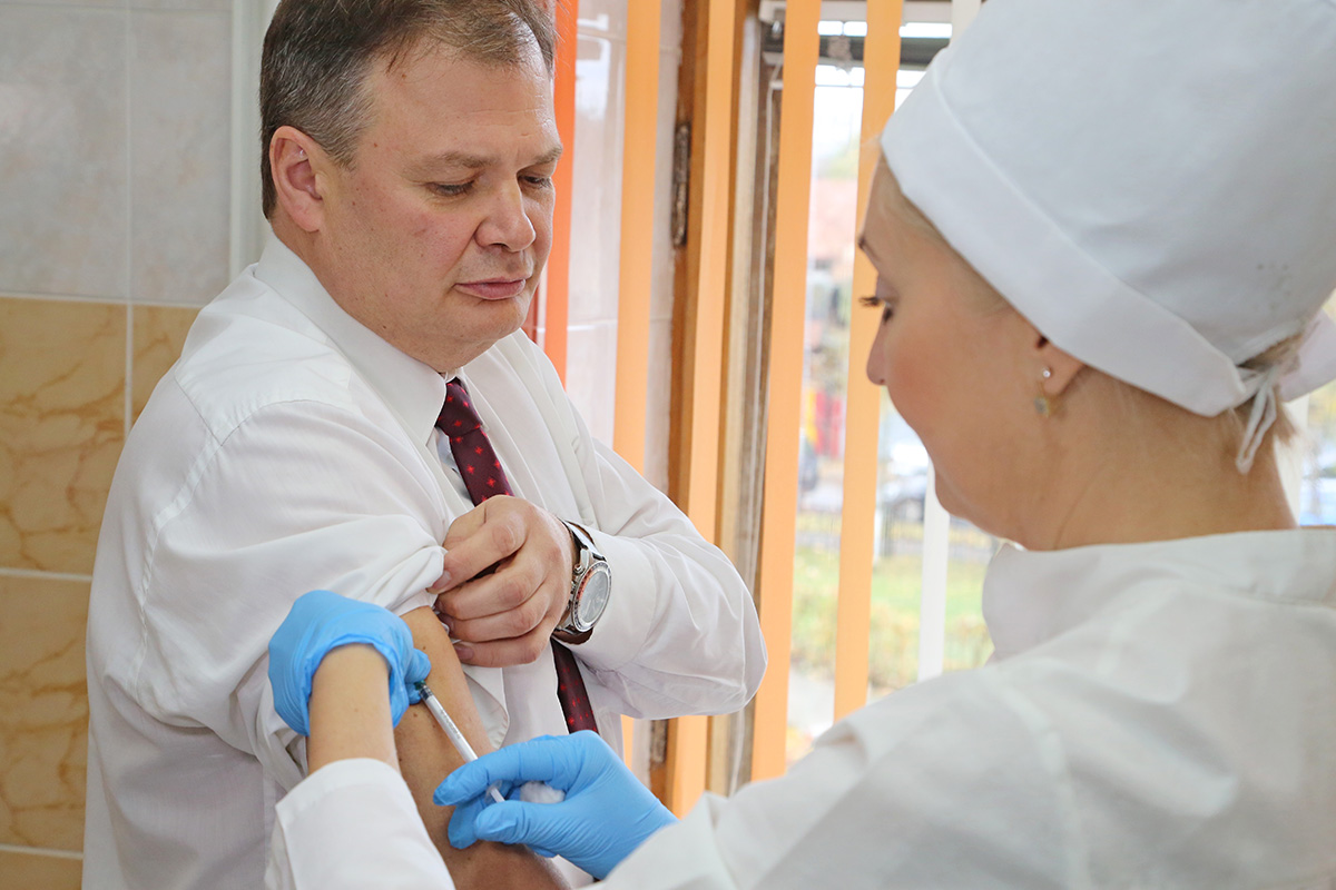 Собственным примером. Первые лица здравоохранения Бобруйска сделали прививки против гриппа