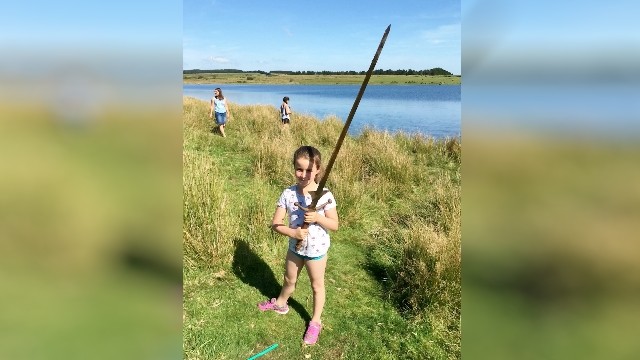 Девочка из Швеции нашла в озере тысячелетний меч