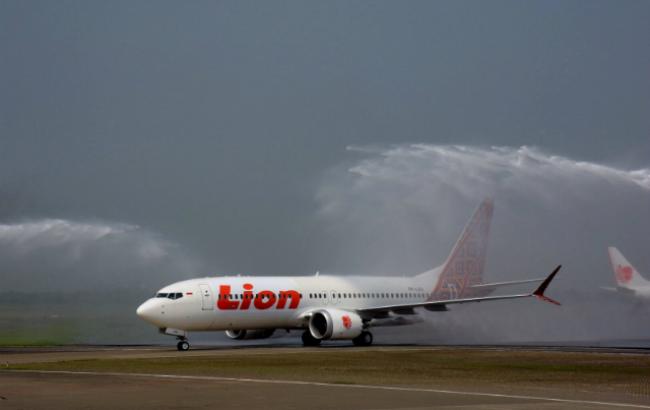 В Индонезии пассажирский «Боинг» упал в море после вылета из аэропорта. На борту было 189 человек