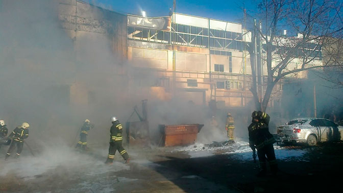Мощный пожар площадью более полутора километров пытаются потушить на заводе в Рязани (видео)