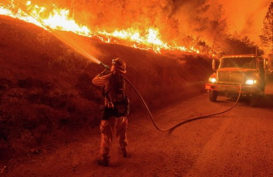 Американские спасатели справились с самым разрушительным природным пожаром в истории Калифорнии