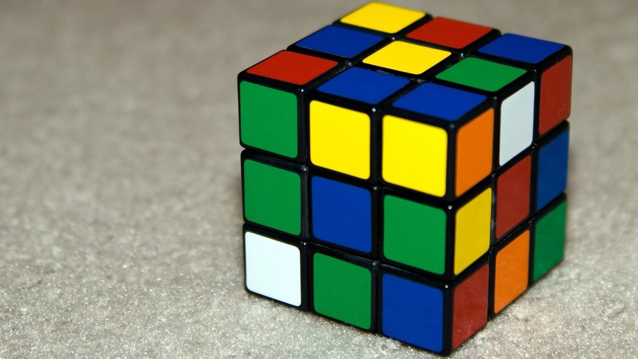 В Книгу рекордов Гиннеса попал 13-летний китайский мальчик, который одновременно собрал 3 кубика Рубика