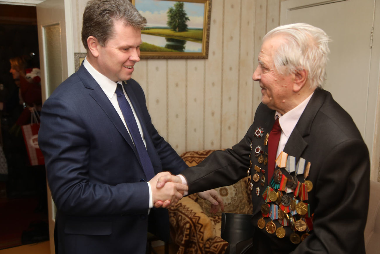 Юбилейную медаль по случаю 100-летия образования БССР получил почетный гражданин города Федор Аскерко