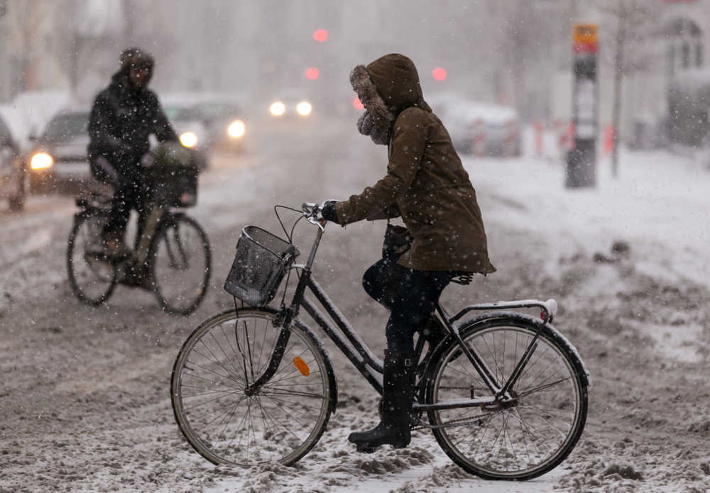 Пять велосипедистов попались ГАИ в снегопады за два дня в Могилевской области. Их оштрафовали