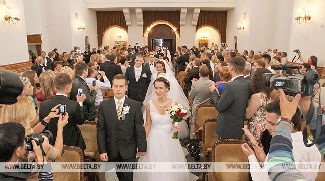 Каждый третий белорус вступает в брак в возрасте 25-29 лет