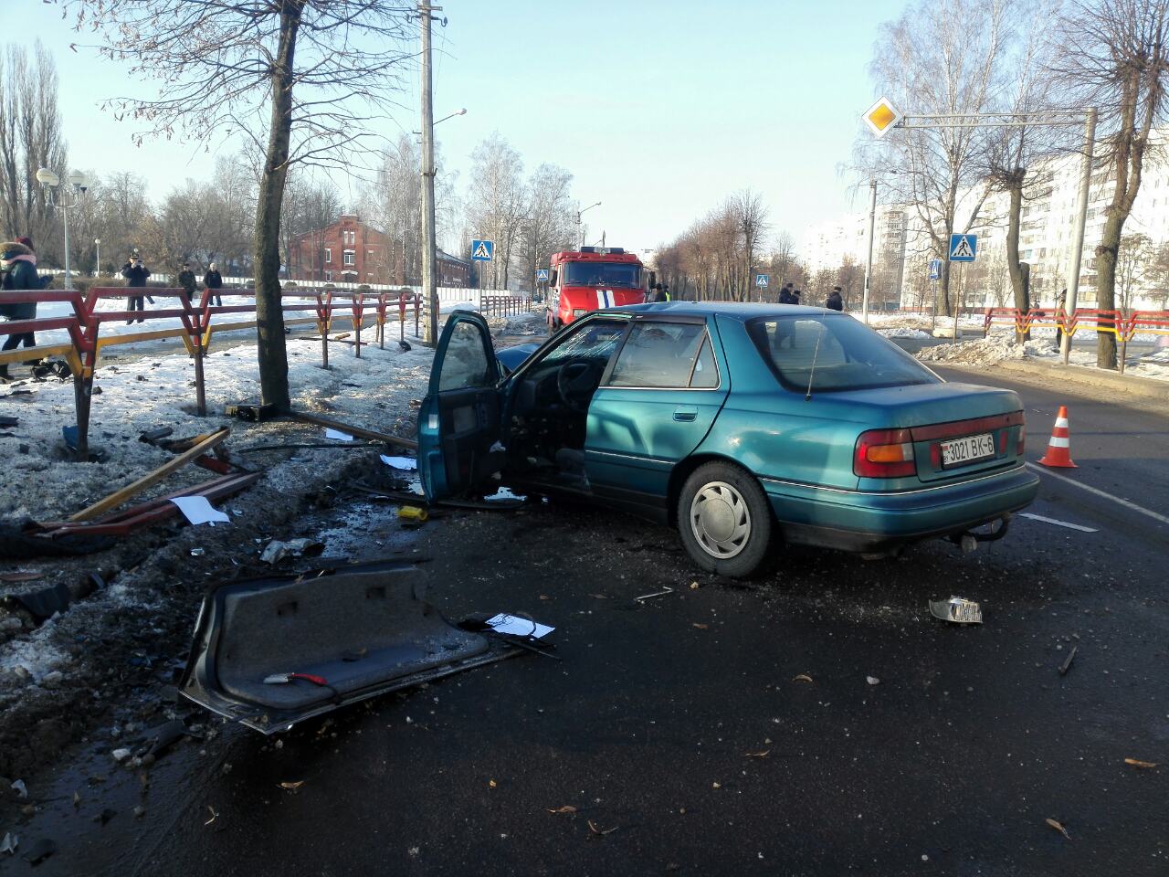 После аварии в Бобруйске водитель и пассажир доставлены в больницу (видео)