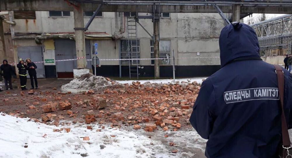 Стена здания завода рухнула в Минске, погибли два человека