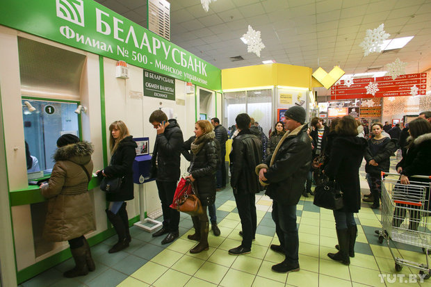 Почему белорусы три года подряд достают валюту из заначки?