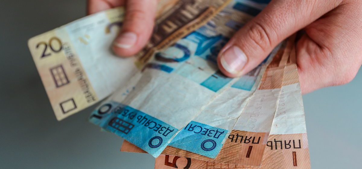 В Беларуси второй месяц подряд падает средняя зарплата
