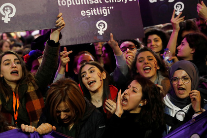 В Стамбуле полиция разогнала марш феминисток слезоточивым газом и резиновыми пулями (видео)