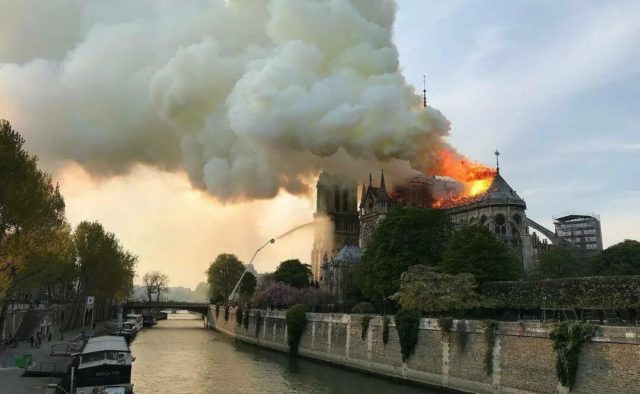 Пожар в соборе Парижской Богоматери потушили