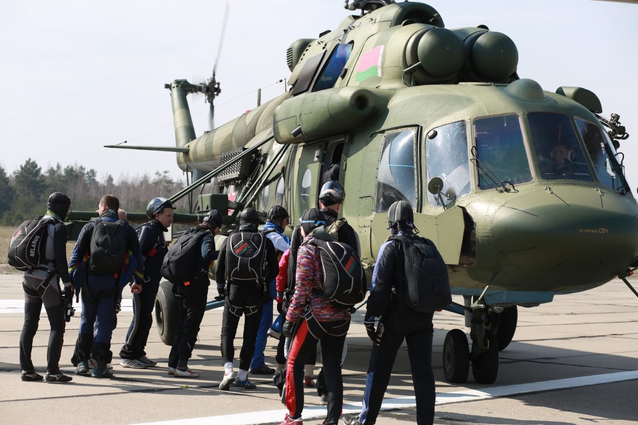 Белорусские парашютисты готовятся в Бобруйске к международным соревнованиям (фоторепортаж + видео)