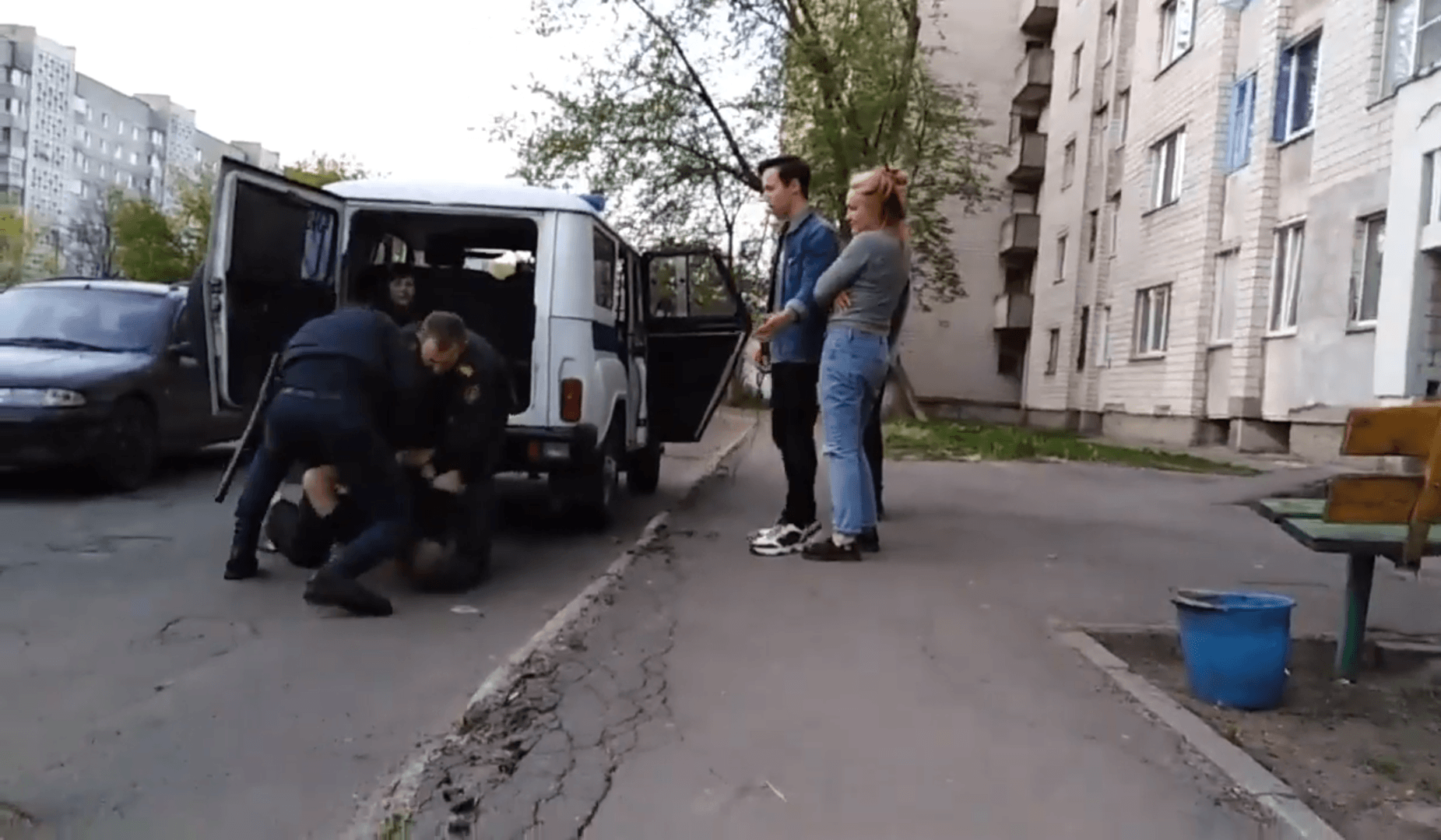 В Гомеле пьяная компания напала на сотрудников милиции (видео задержания)