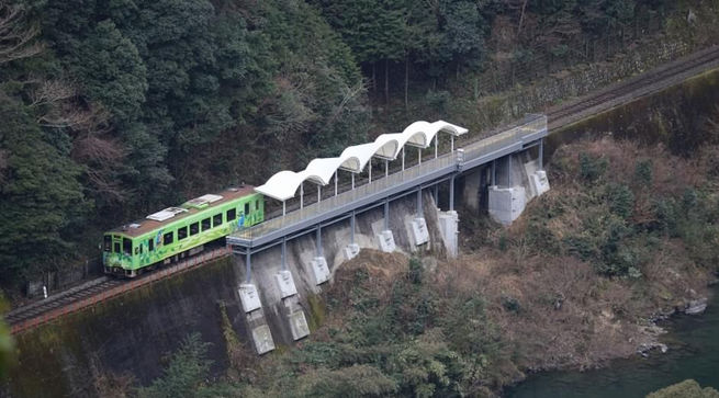 В Японии открыли железнодорожную станцию без входов и выходов