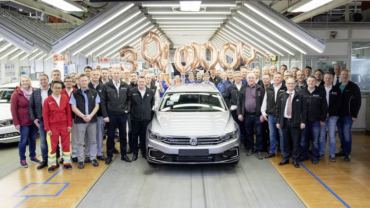 Volkswagen выпустил 30-миллионный Passat. Это самый популярный автомобиль среднего класса в мире