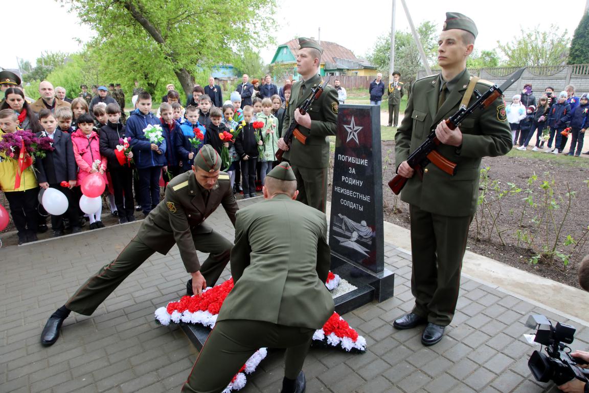 Митинг у памятника неизвестным солдатам, погибшим за Родину в годы Великой Отечественной войны (фотосюжет)
