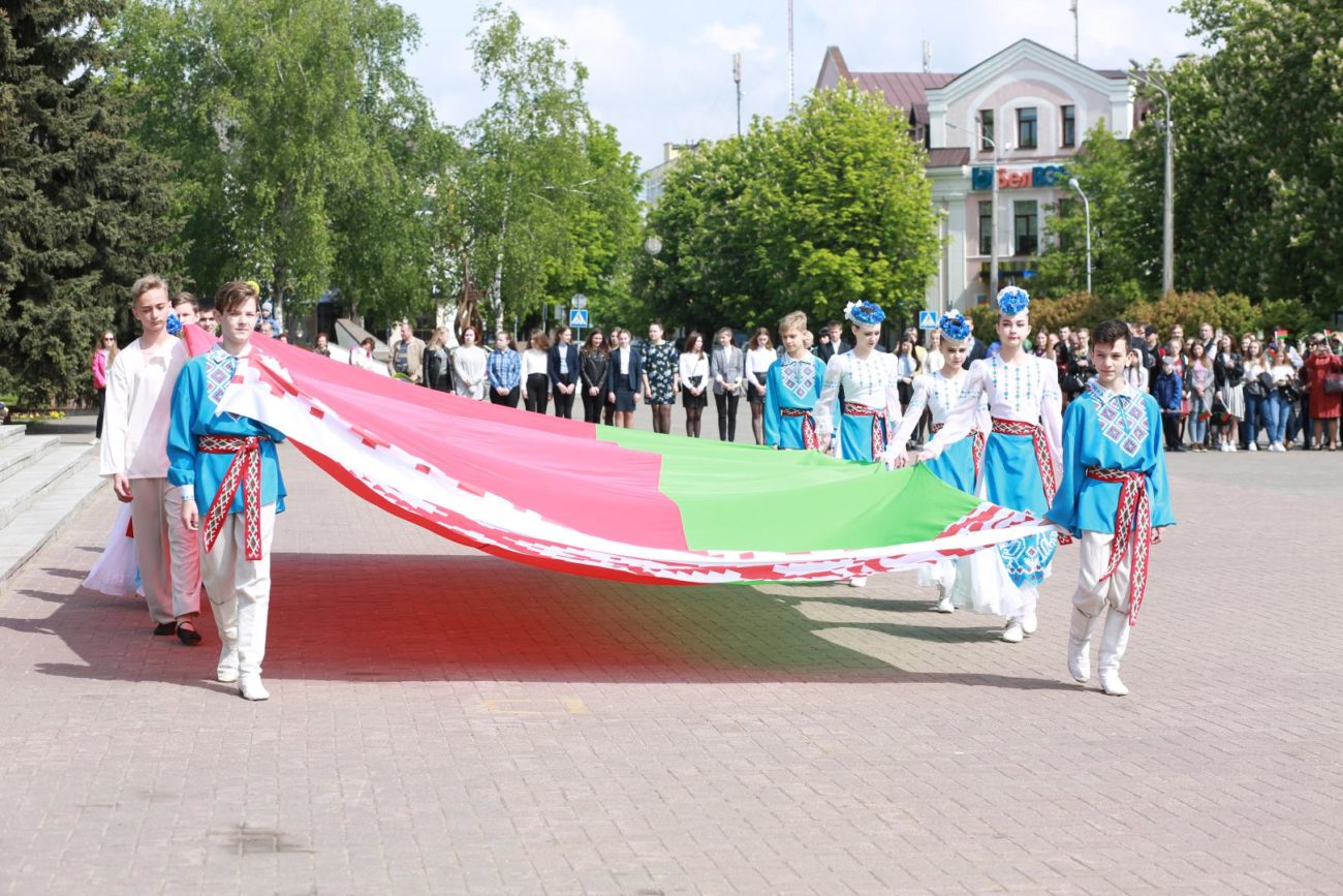 Патриотическая акция, посвященная Дню Государственного герба Республики Беларусь и Государственного флага Республики Беларусь, прошла в Бобруйске (фотосюжет)