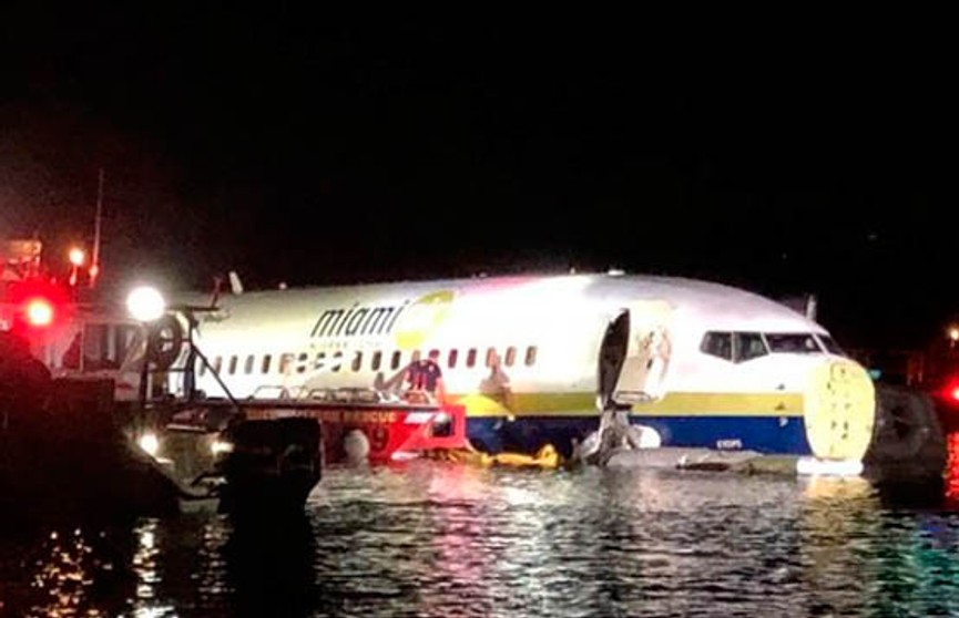 Пассажирский Boeing 737 рухнул в реку во Флориде