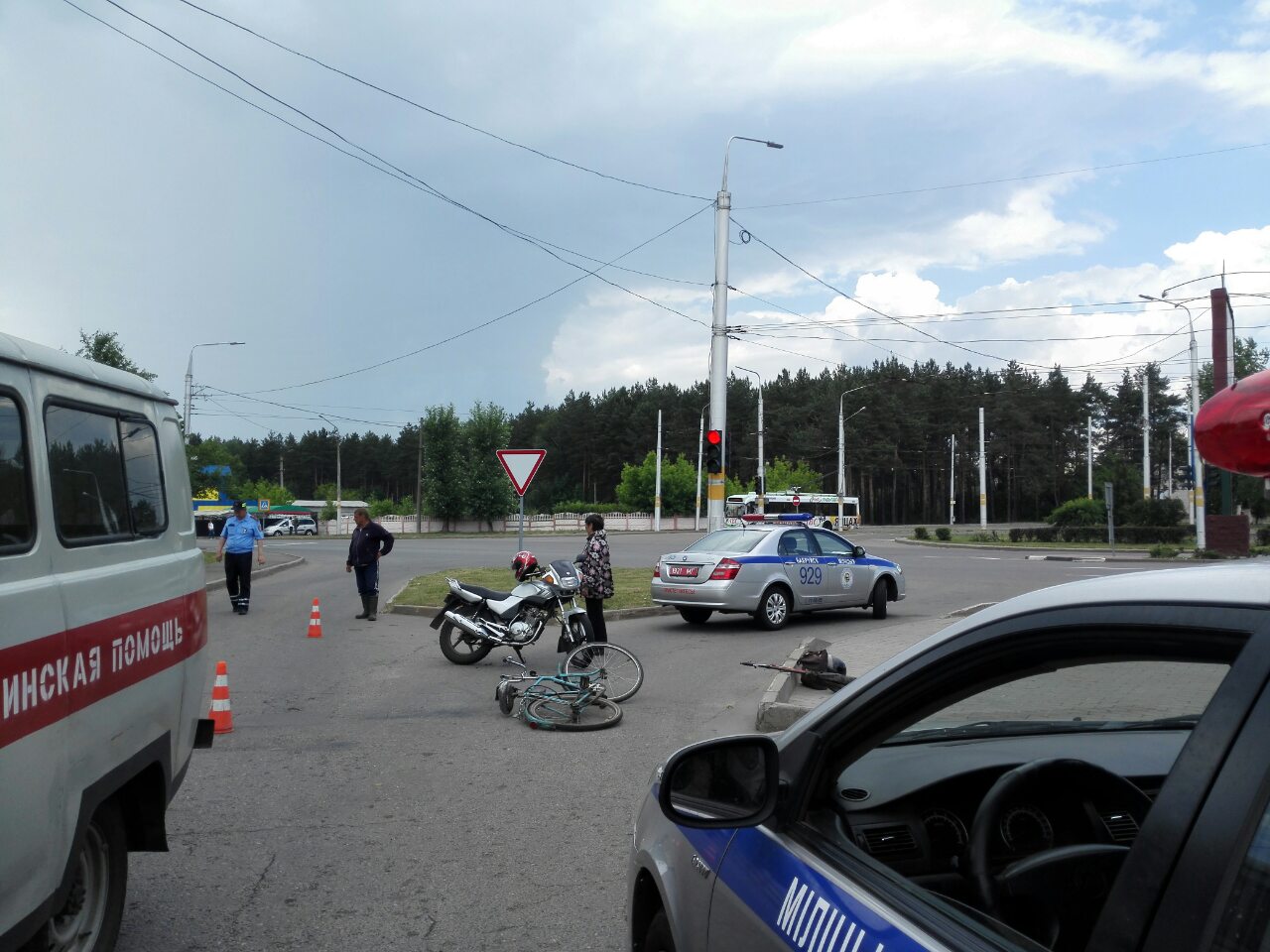 В Бобруйске мотоциклист и велосипедист не поделили дорогу. Последнего доставили в больницу