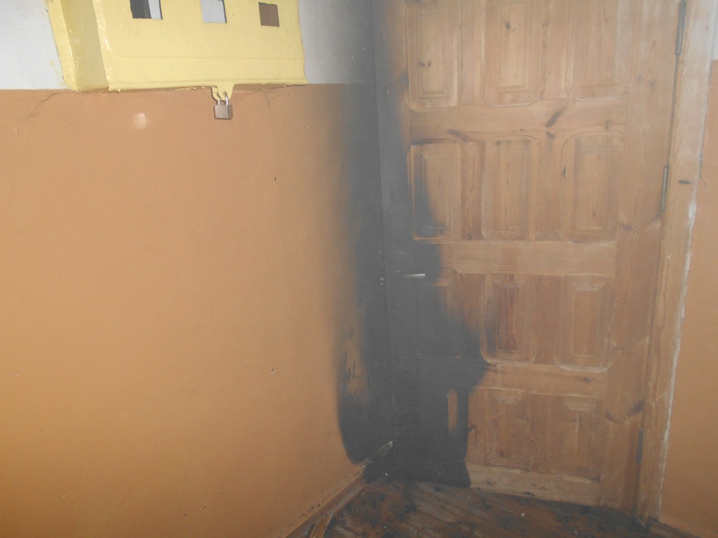 В подъезде на улице Горелика загорелась дверь одной из квартир