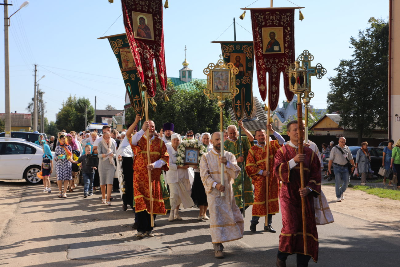 Православные верующие празднуют Яблочный Спас