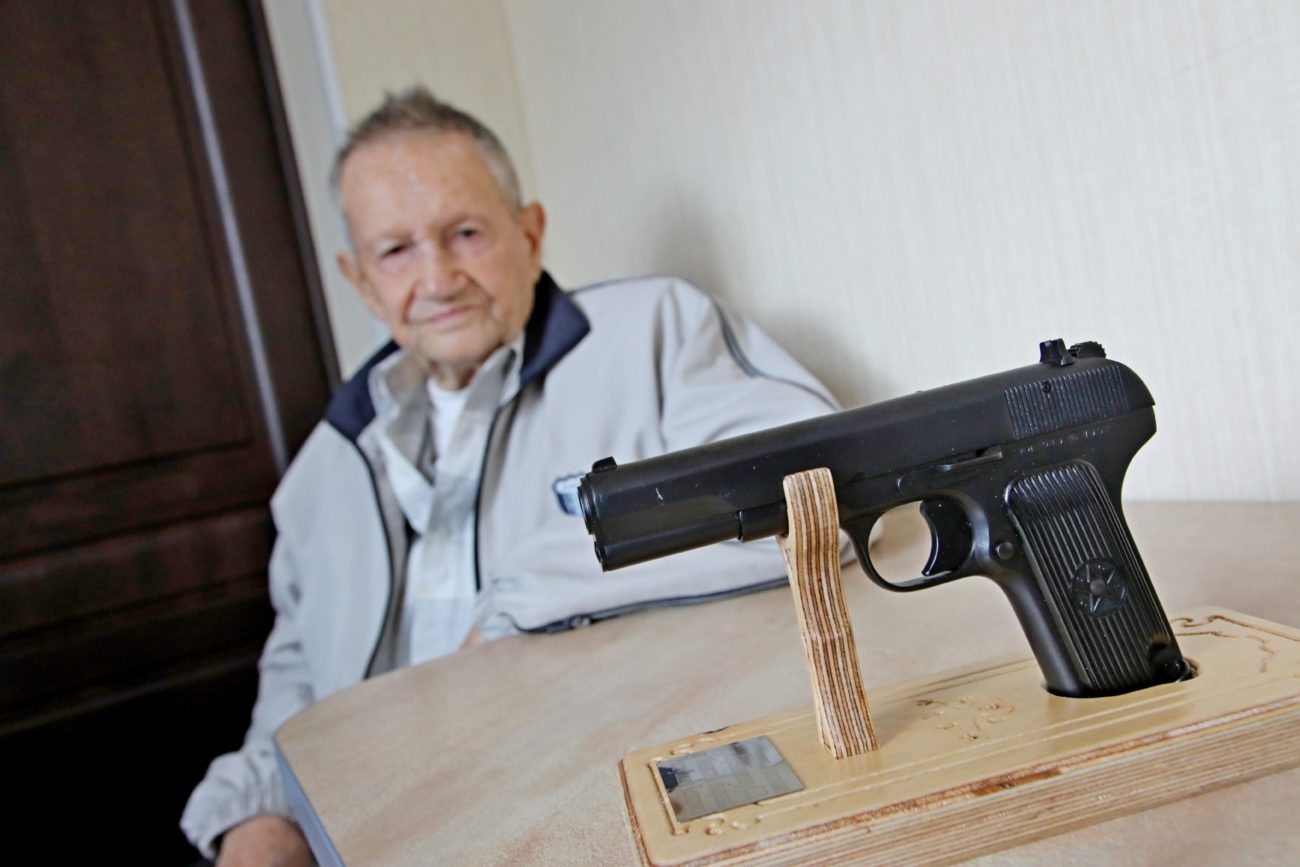 Именной пистолет от министра обороны передали Семену Серебренникову