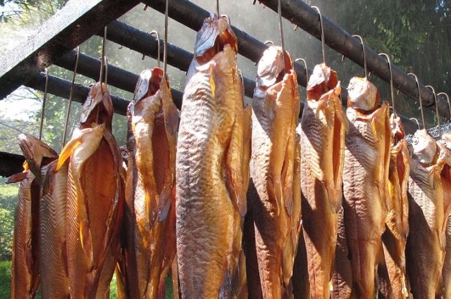 Эксперт рассказал об опасности сушеной и копченой рыбы