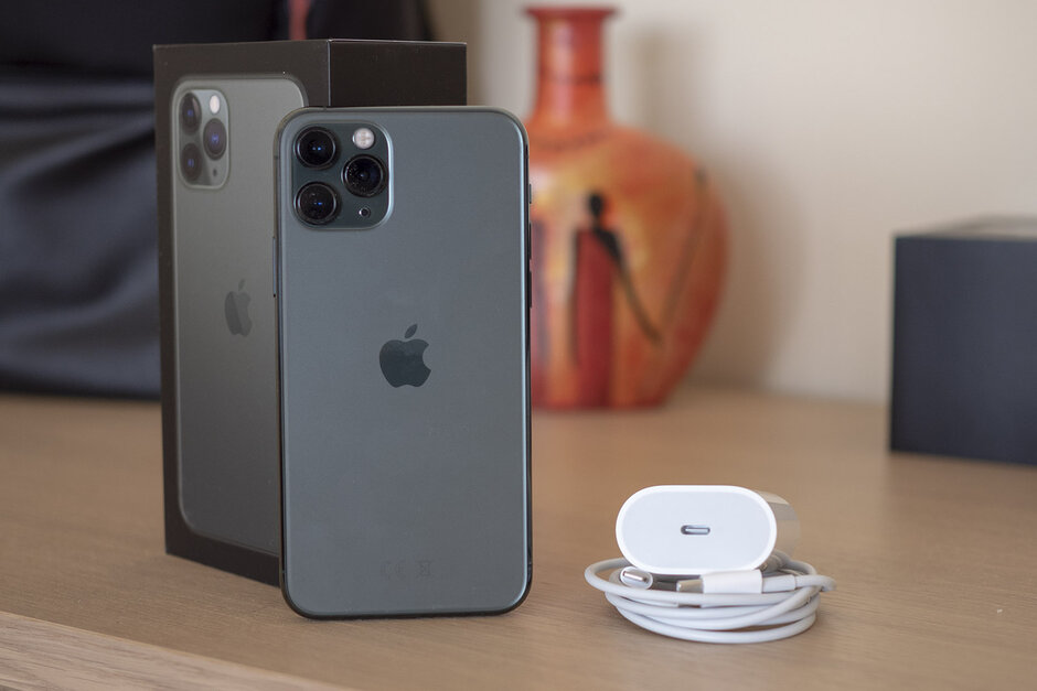 В Литве стартовали продажи iPhone 11. За смартфонами в очереди заметили белорусов