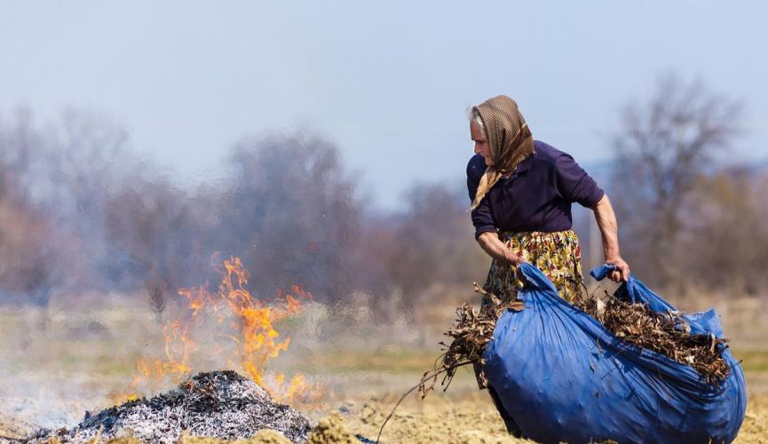 МЧС напоминает: сжигать мусор нужно правильно