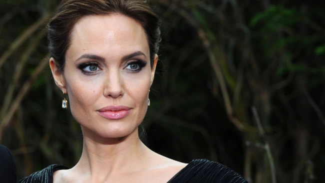 Анджелина Джоли написала откровенное эссе о смерти матери и удалении груди