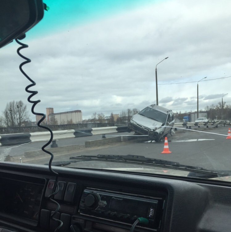 В Бобруйске на мосту машина вылетела за ограждение