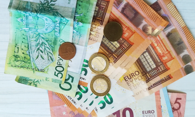 Доллар на торгах 1 октября подорожал, евро и российский рубль подешевели