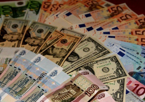Доллар и российский рубль подешевели, евро подорожал