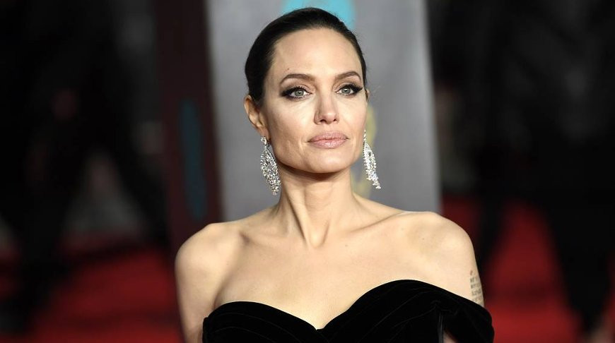 Анджелину Джоли эвакуировали со съемок фильма из-за бомбы