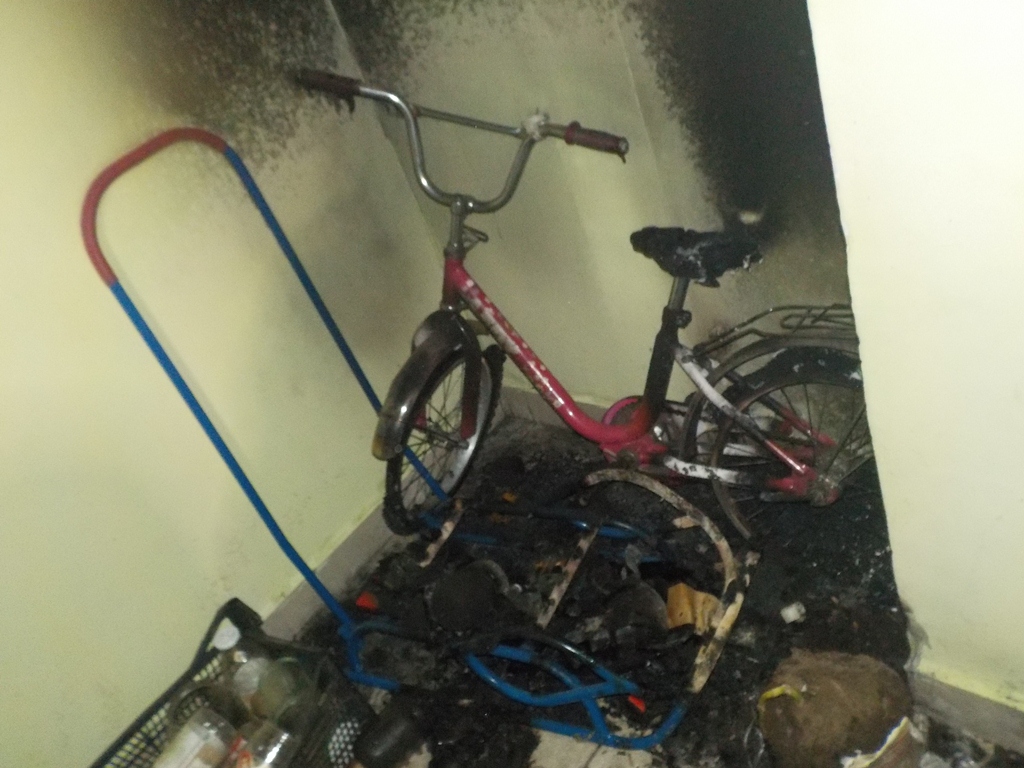 Пожар случился на лестничной клетке одного из многоквартирных домов на Семенова