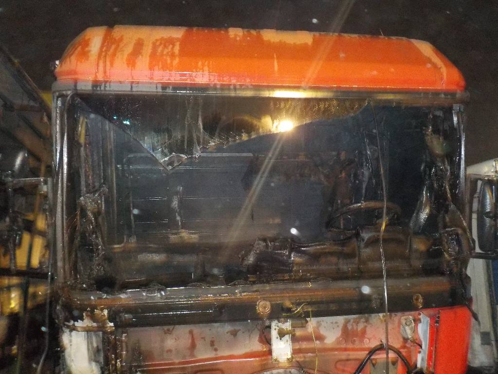 На Западной горела фура. 5 грузовиков удалось спасти от огня