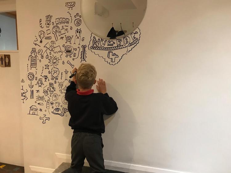 Девятилетний британец прославился, рисуя на уроках