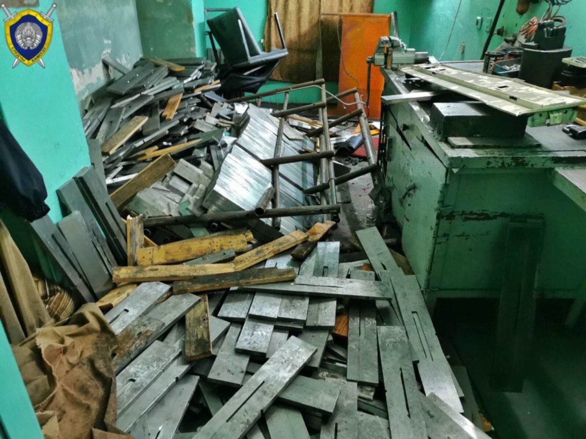 Металлический стеллаж обрушился на одном из предприятий Бобруйска: травмированы трое рабочих