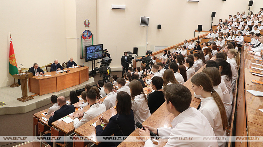 Лукашенко поручил обеспечить жильем врачей и работников социальной сферы