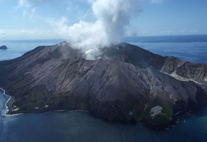 В Новой Зеландии извергается вулкан. Есть пострадавшие