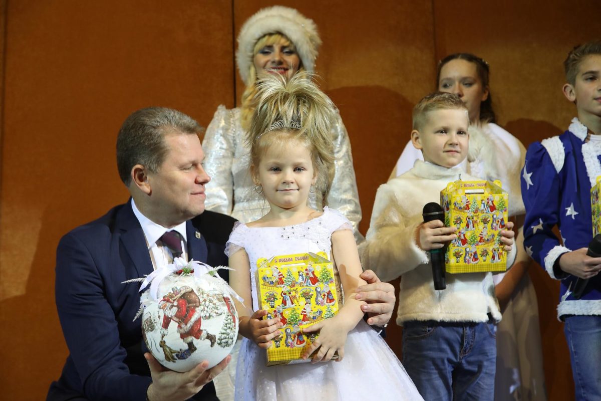 Акция «Наши дети»: благотворительная городская елка прошла во Дворце искусств Бобруйска