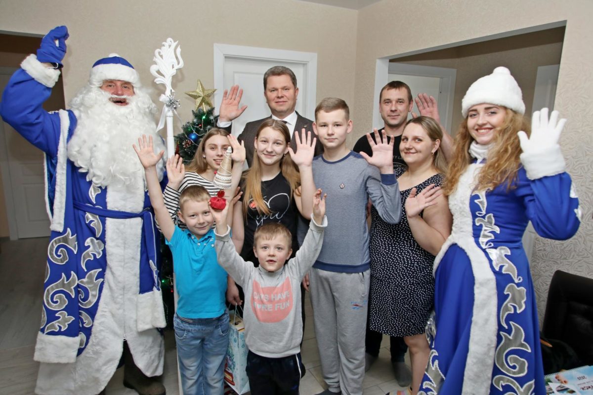 Александр Студнев поздравил с праздниками приемную семью Парфеновых