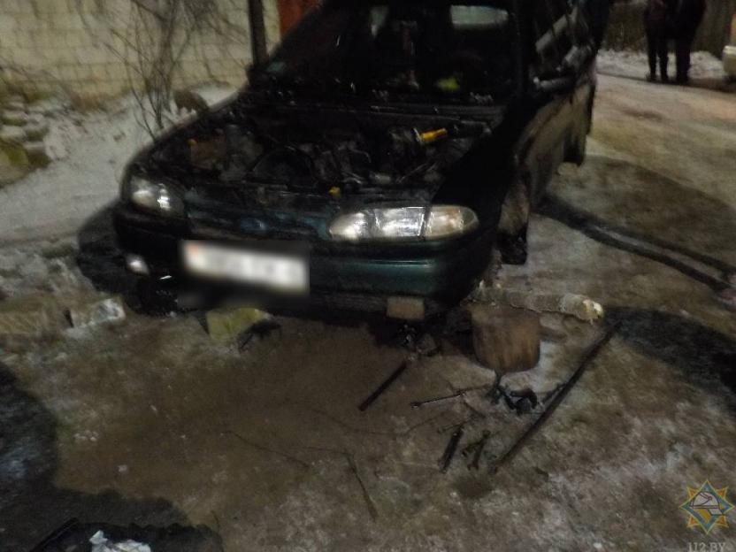 Мужчину в Бобруйске зажало под автомобилем, понадобилась помощь МЧС