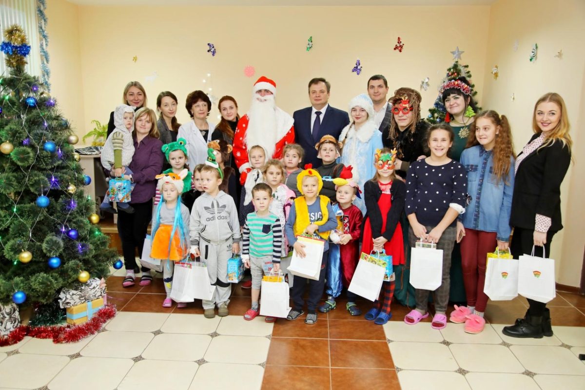 В рамках республиканских акций «Наши дети» и «Чудеса на Рождество» маленьких пациентов детской больницы  поздравили с наступающими праздниками